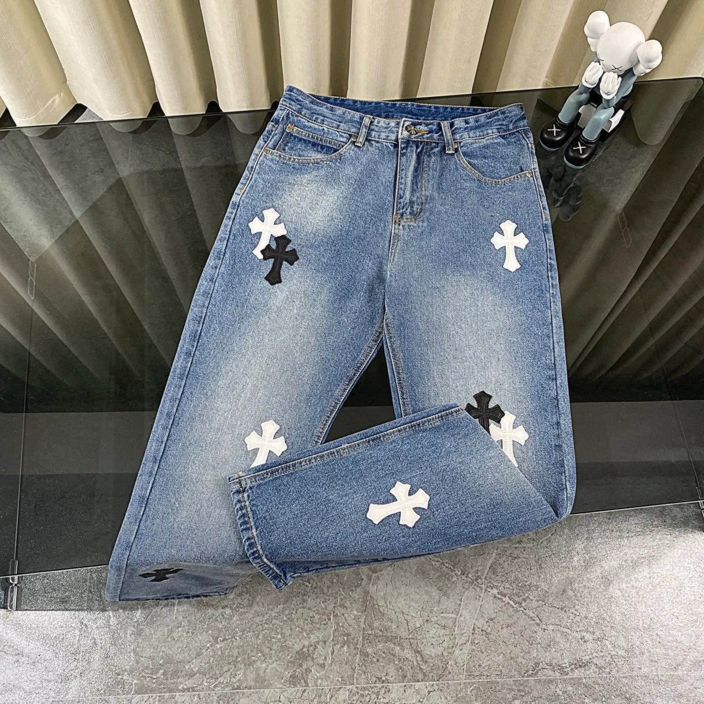 🅿️280 chrome hearts 2025 new city limited classic leather label jeans vi Top heavy industry fashionable design] Consistent high street luxury style creation. Speaking of this style, the Zangyin family and GU family are definitely among the leading representative brands. Especially the Zangyin family has really achieved a state-of-the-art effect in creating high street style. It is made of unique washed materials. The color system of this model is already quite eye-catching. After it is decorated with patchwork cross flowers, it cleverly highlights the charm of the brand. Secondly, this model uses classic The classic high-waist cutting design highlights the long legs and the fashionable temperament of the upper body. The brand is highly recognizable and the slim fit configuration is more suitable for daily wear. This product is a product that interprets personality, fashion, and specifications at a glance. This single product is enough to make any fan excited. It can be a white T-shirt for youthful preppy style, or a tight sling for royal lady style. It has strong matching ability and can be easily controlled by men.  [Material and craftsmanship] Needless to say, this point goes without saying. As an excellent craftsman brand, Zangyin has really perfect requirements for details and craftsmanship. The washed color of this model has gone through so many processes, not to mention the embellishment of the denim appliqués. It is also purely handmade and sewn. Just like what they believe in, only handmade things have soul and have the meaning of wear. A top-notch heavy-duty fashionable denim item, I look forward to your perfect interpretation! !  Size:28-34